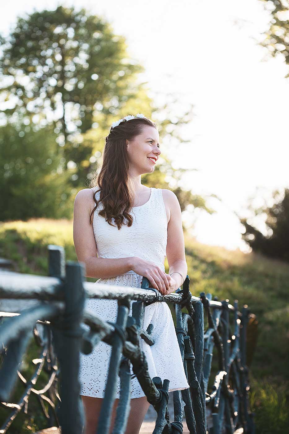 © Thilo Gögelein Fotografie // Portrait einer jungen Frau auf einer Brücke im Park