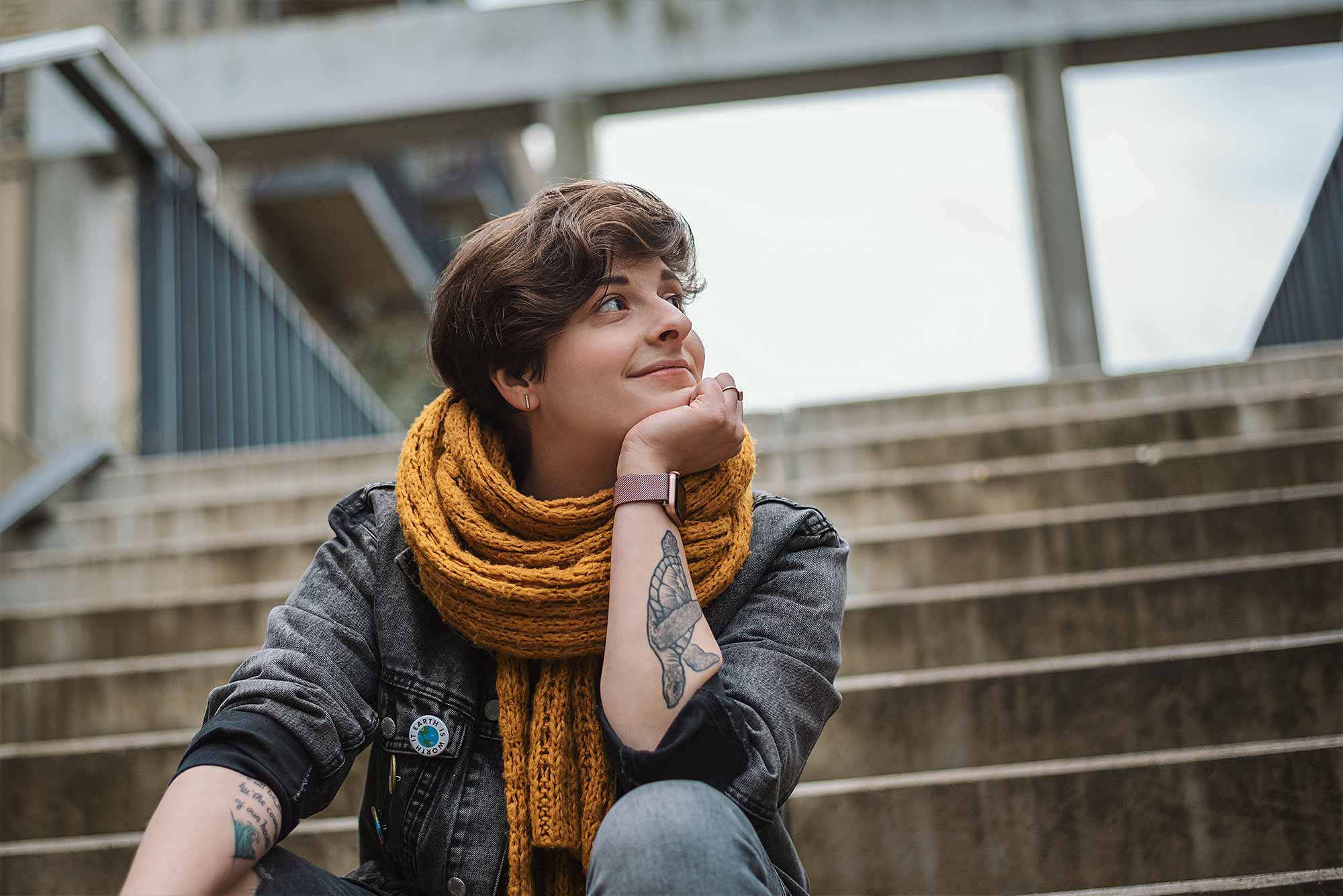 © Thilo Gögelein Fotografie // Portrait einer jungen Frau in Jeansjacke in urbanem Umfeld auf einer Treppe