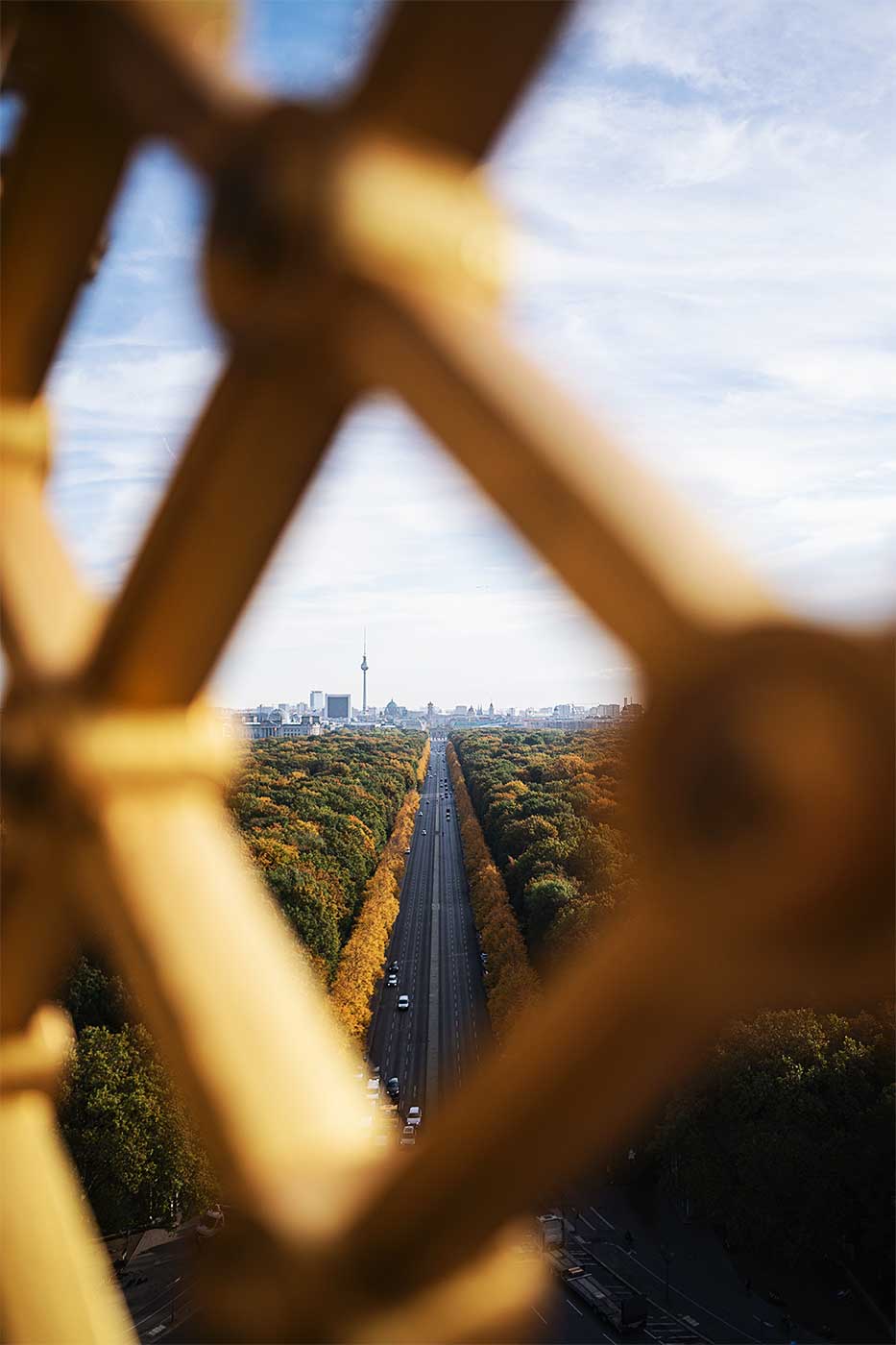 © Thilo Gögelein Fotografie // Fotografie der Straße des 17. Juni in Berlin. Von der Siegessäule aus Fotografiert, Tiergarten in Herbststimmung.