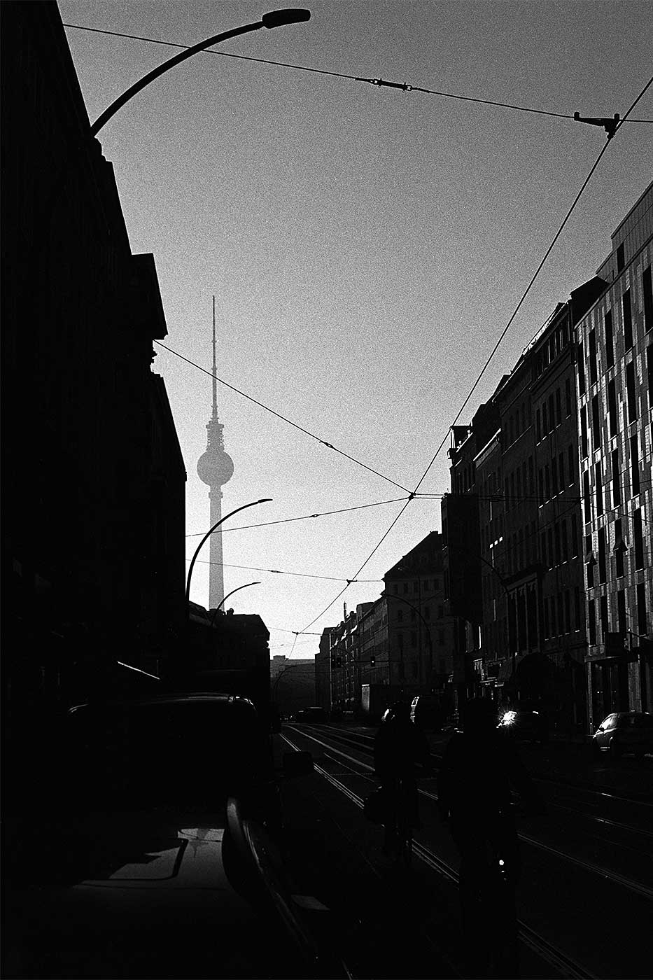 © Thilo Gögelein Fotografie // Analoge Fotografie einer Straße in Berlin, Fernsehturm im Hintergrund