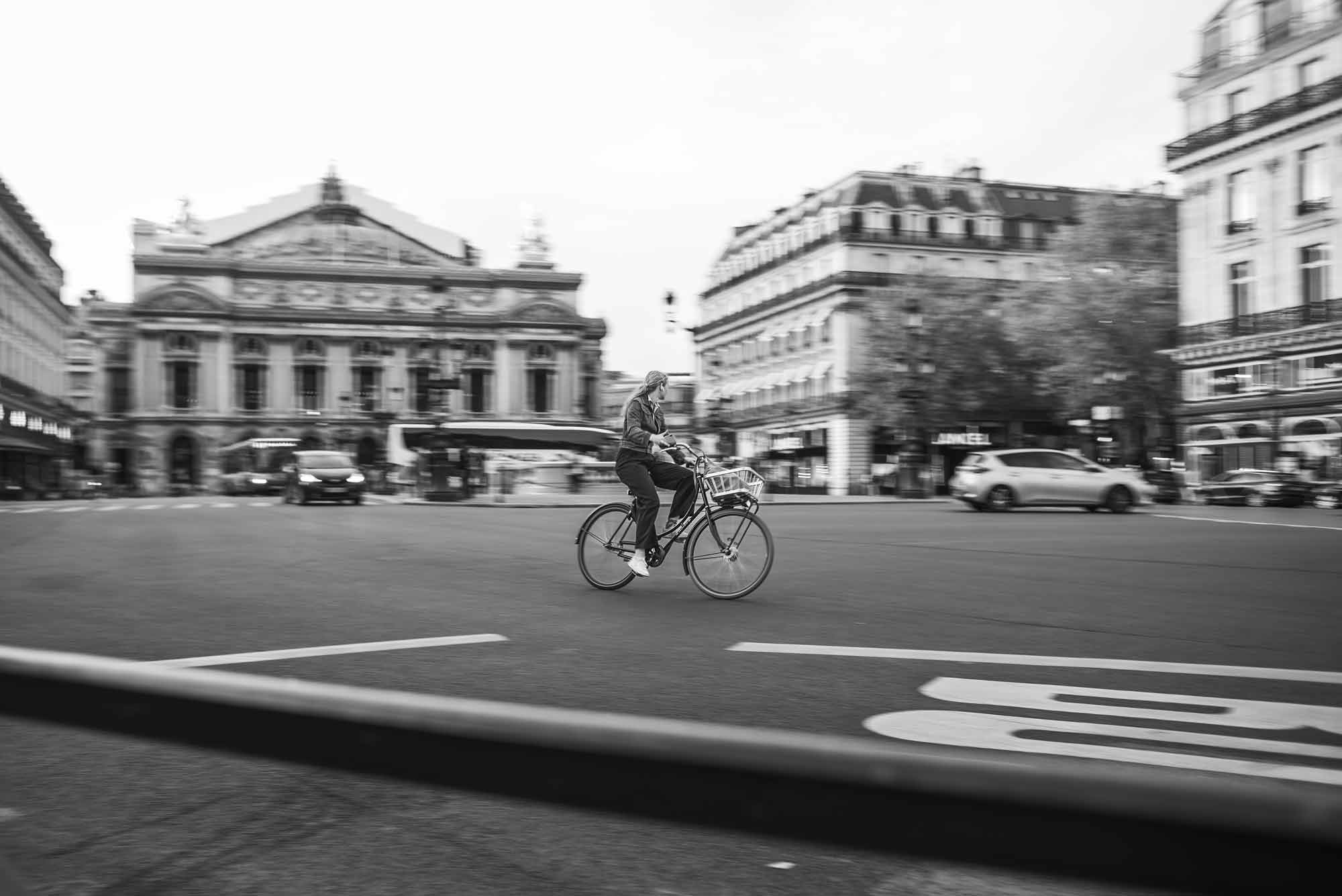 © Thilo Gögelein Fotografie // Radfahrerin in den Straßen von Paris