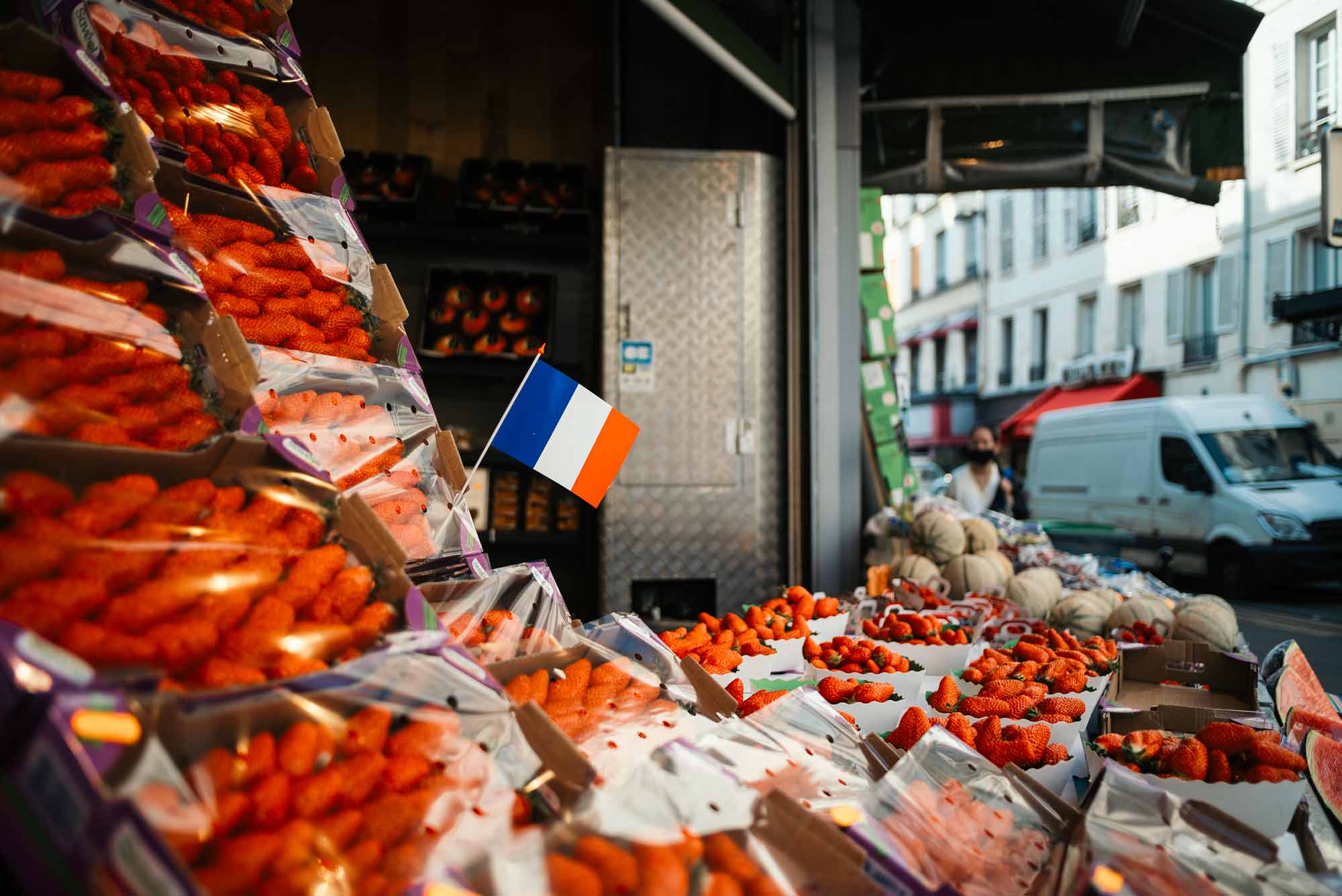 © Thilo Gögelein Fotografie // Erdbeeren und eine Frankreich-Flagge in den Straßen von Paris