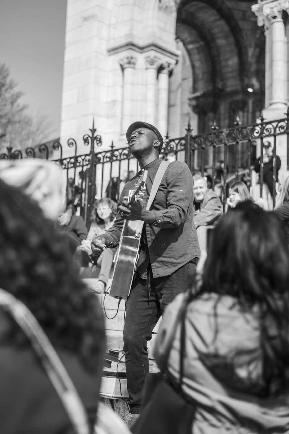 © Thilo Gögelein Fotografie // Pariser Straßenmusiker spielt Gitarre in den Straßen von Paris