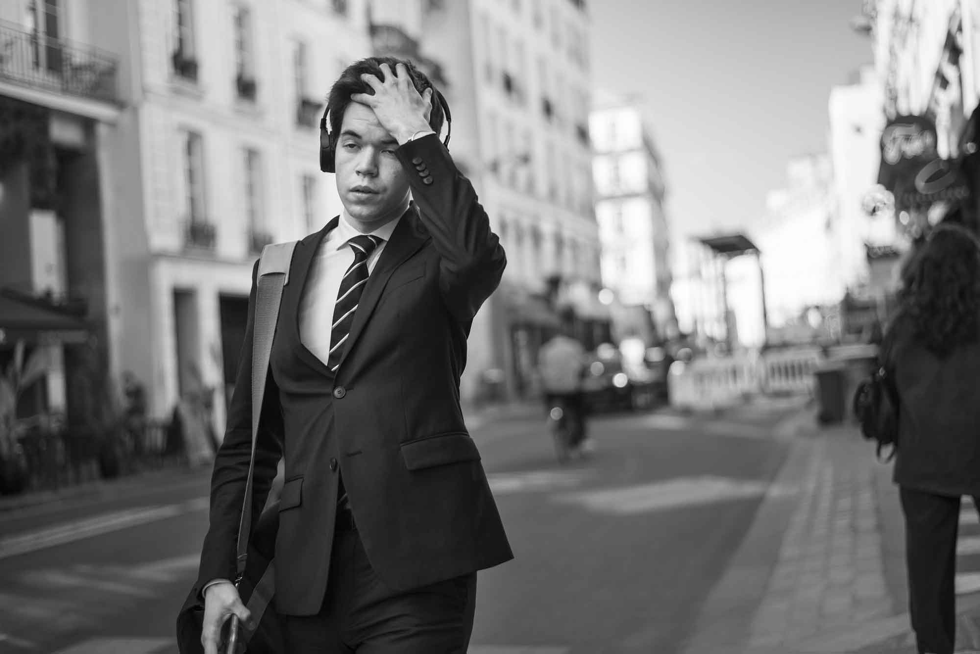 © Thilo Gögelein Fotografie // Geschäftsmann rauft sich die Haare in den Straßen von Paris