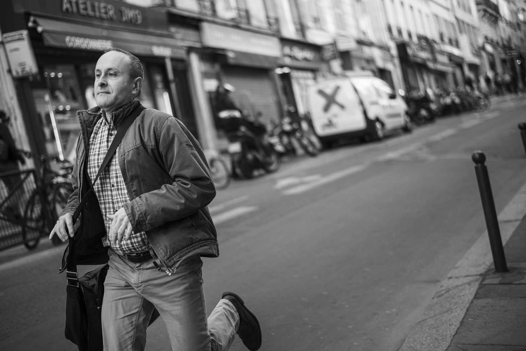 © Thilo Gögelein Fotografie // Mann rennt eine Straße in Paris entlang