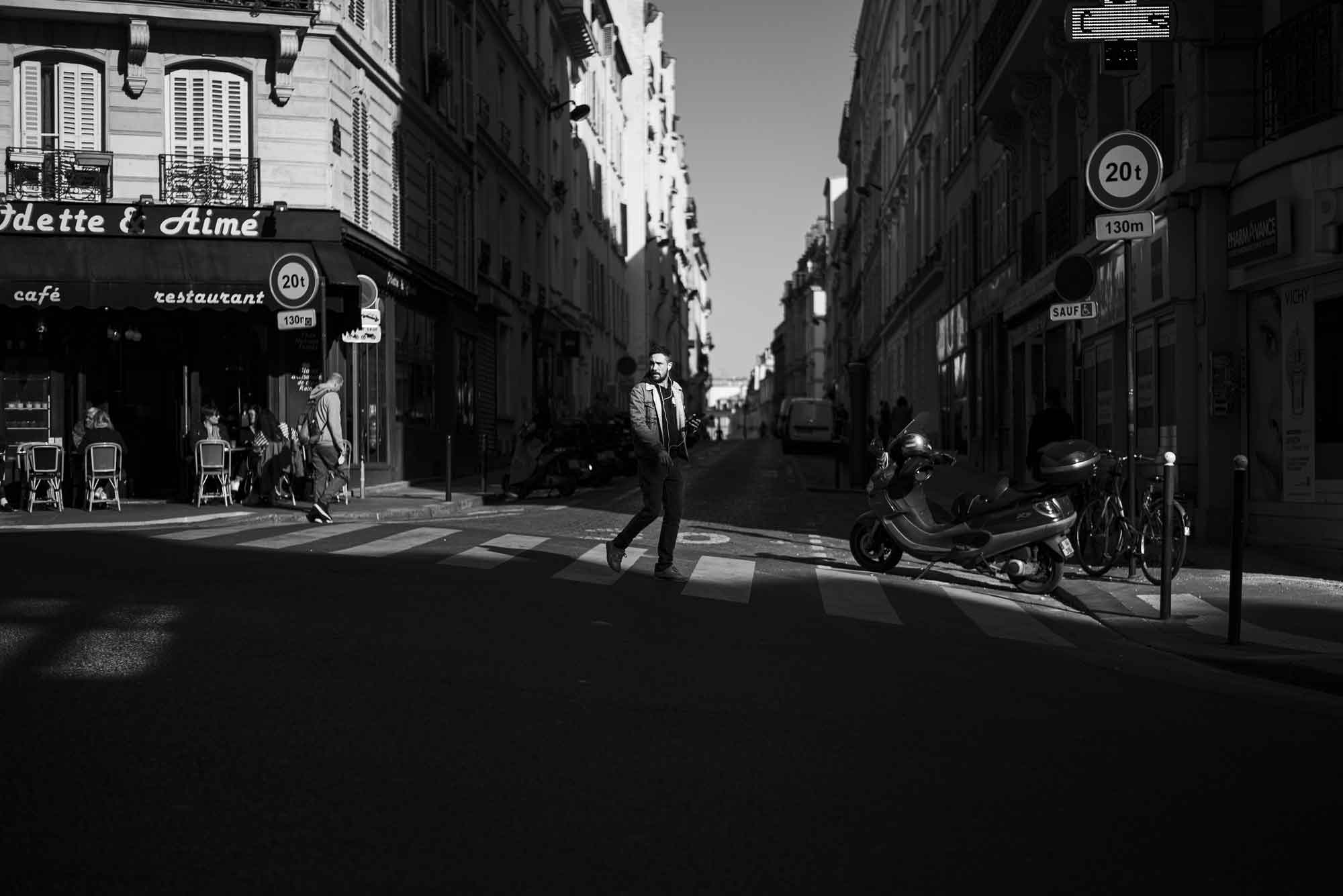 © Thilo Gögelein Fotografie // Ein Mann überquert eine Straße in Paris