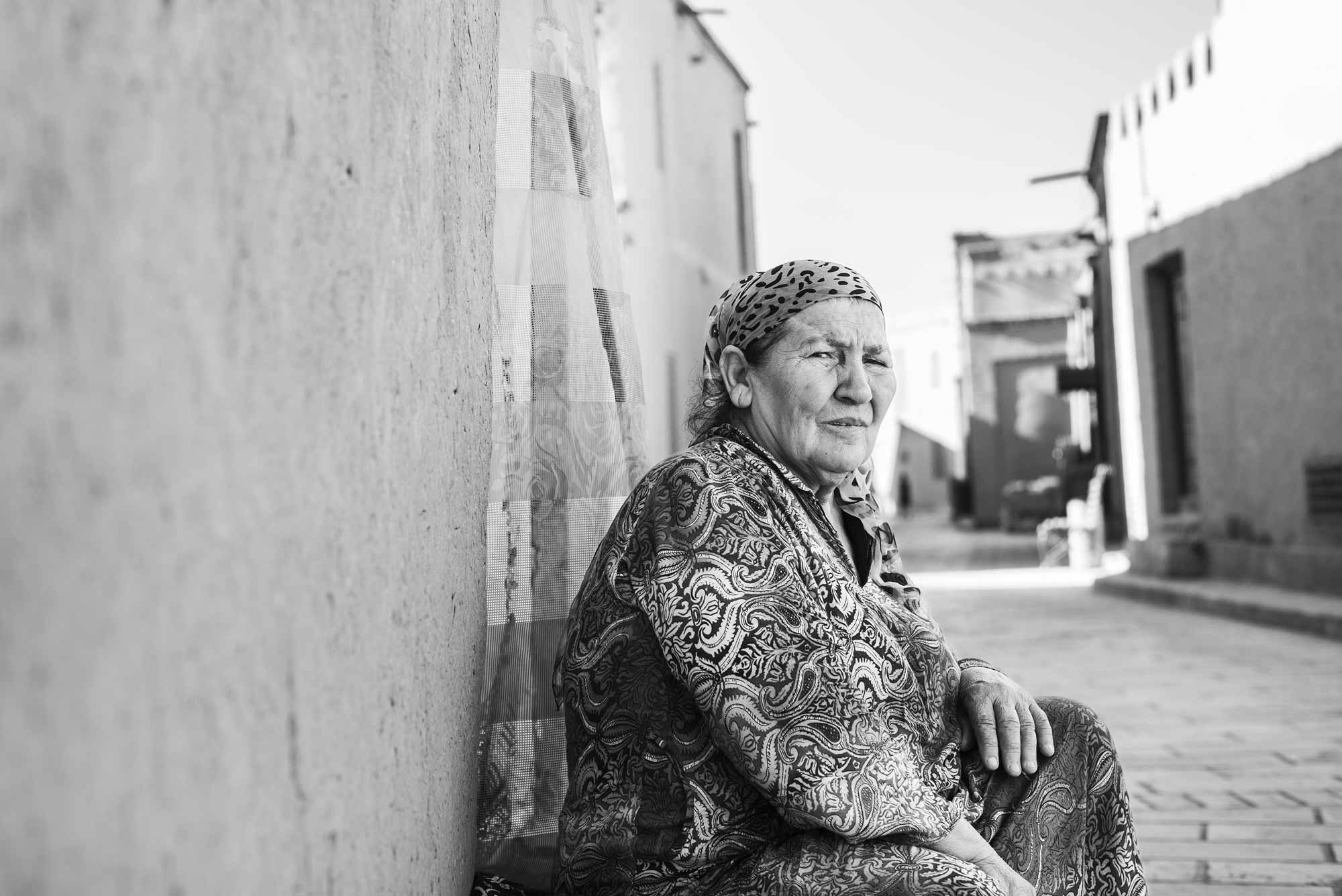 © Thilo Gögelein Fotografie // Frau in den Straßen von Khiva, Usbekistan