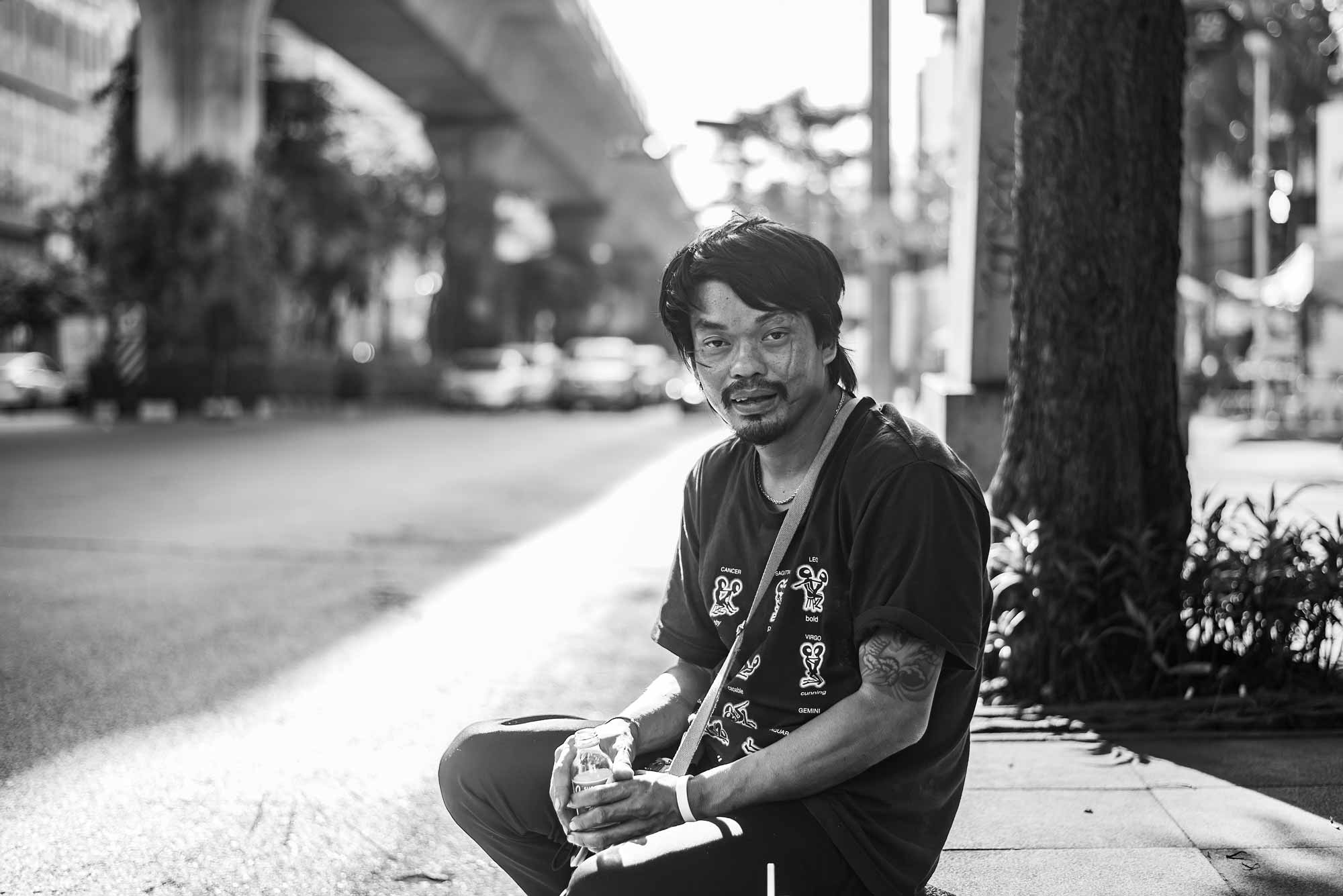 © Thilo Gögelein Fotografie // Junger Mann in den Straßen von Bangkok, Thailand