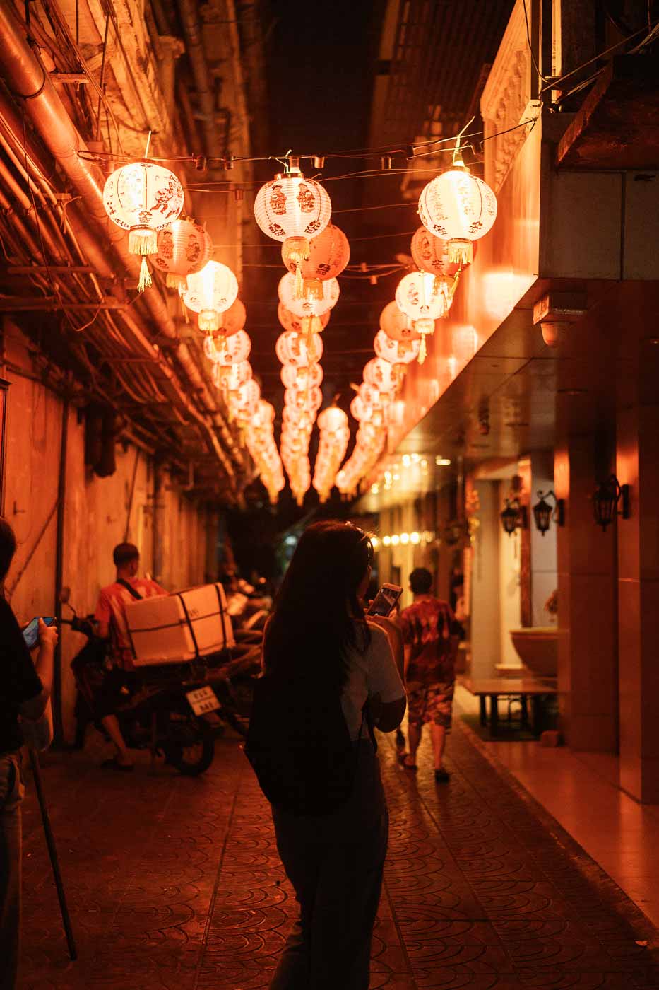 © Thilo Gögelein Fotografie // Junge Frau bei Nacht in einer Gasse in Bangkok