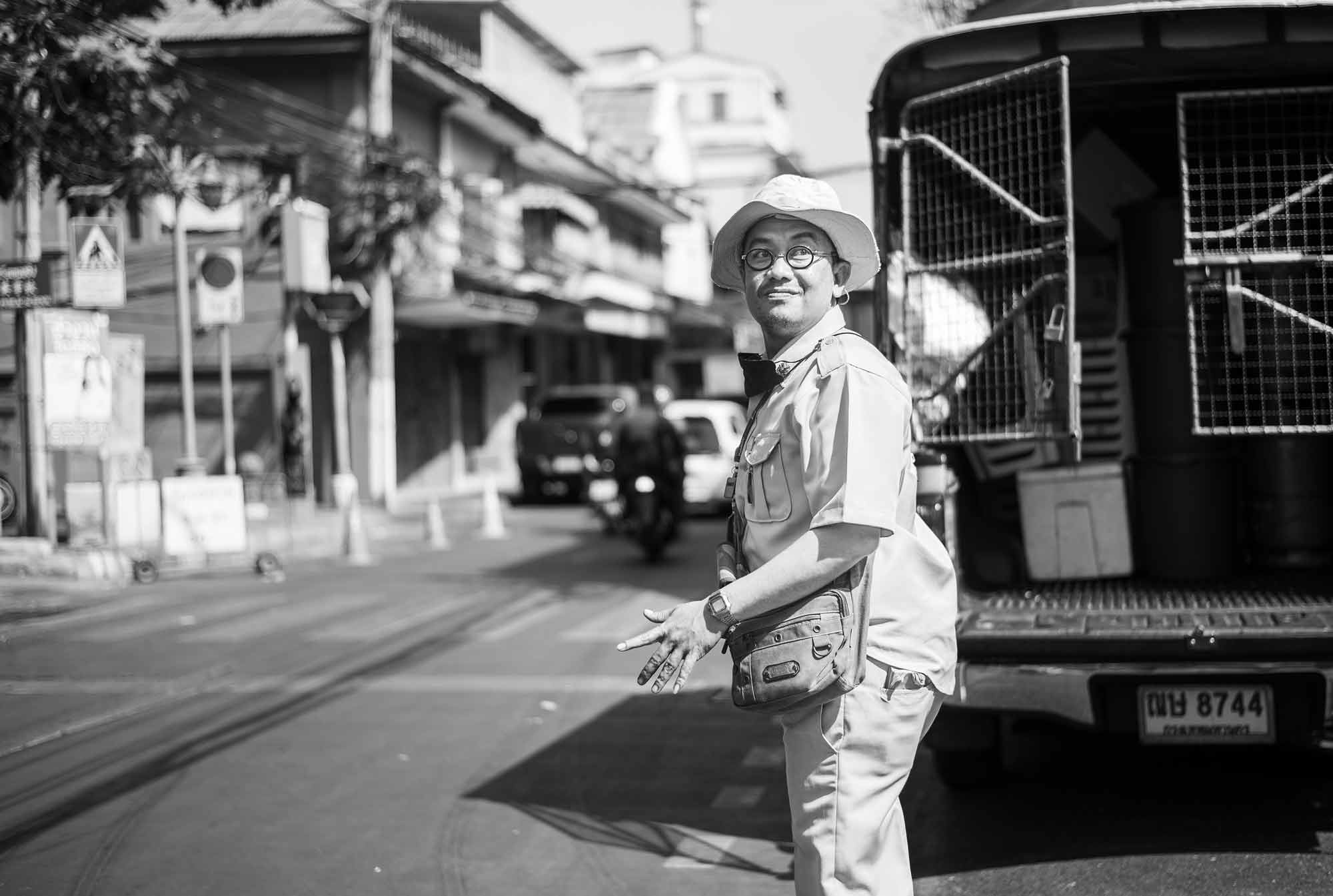 © Thilo Gögelein Fotografie // Mann in Eile in den Straßen von Bangkok, Thailand