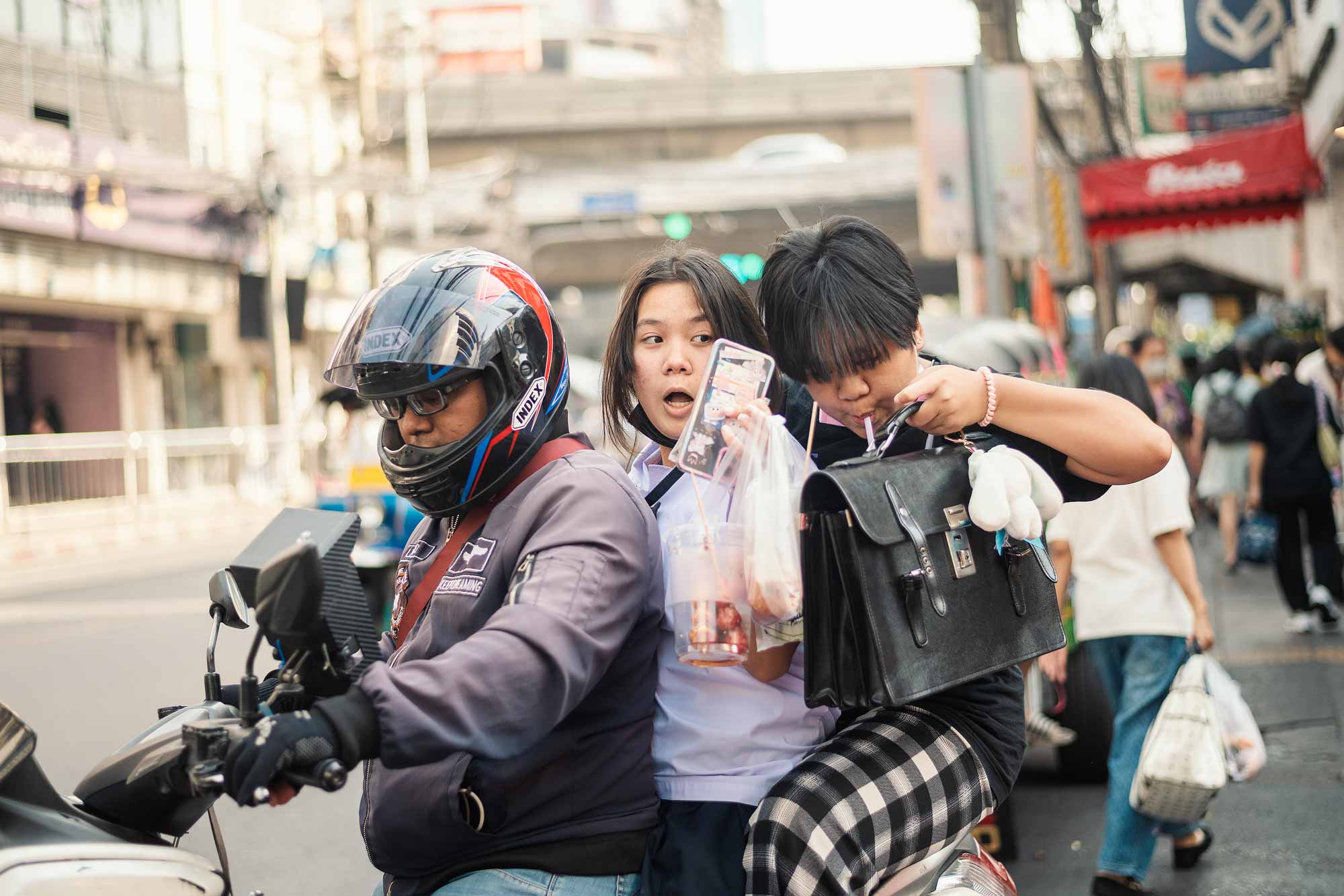 © Thilo Gögelein Fotografie // Rollertaxi in den Straßen von Bangkok, Thailand