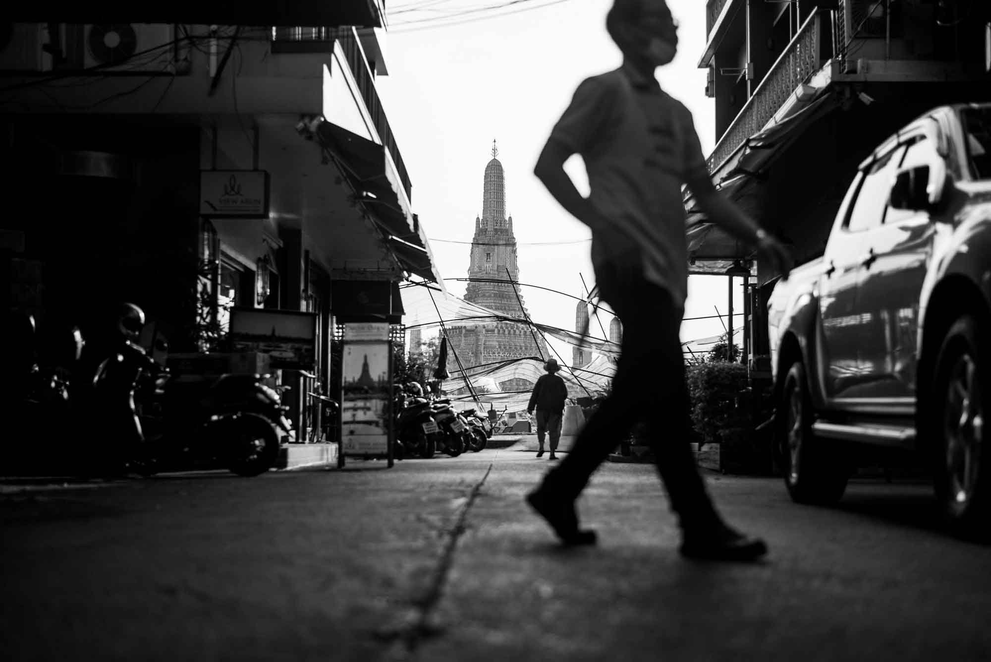 © Thilo Gögelein Fotografie // Fußgänger in den Straßen von Bangkok, Thailand